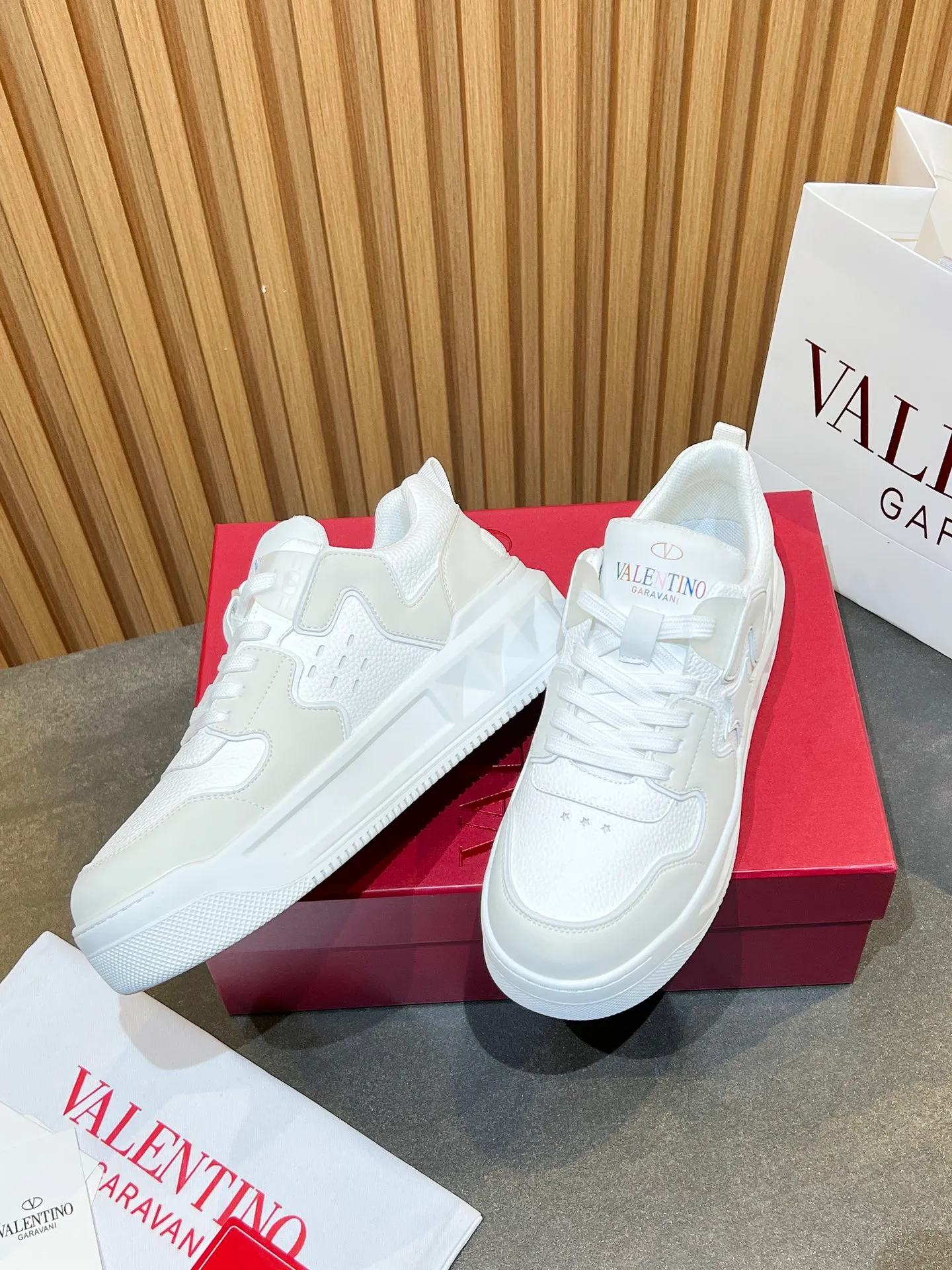 👟👟Ex-factory price 660👟👟 𝑽𝒂𝒍𝒆𝒏𝒕𝒊𝒏𝒐Valentino 𝑶𝒏𝒆𝑺𝒕𝒖𝒅 Couple casual sports shoes series Valentino 2024 new couple sports shoes are on sale. The original ZP was purchased and dismantled. Repeated pattern making and modification. I tried my best to restore it one to one! Top luxury masterpiece Signature five-pointed star design Soft and comfortable genuine leather with contrasting colors brings excellent and elegant texture and excellent on-foot comfort Top purchasing version upper: imported calfskin surface/original oil edge craftsmanship Outsole: original development 𝐓𝐏𝐔 two-color combination outsole Packaging: original configuration complete package Code number: 34-𝟒𝟓